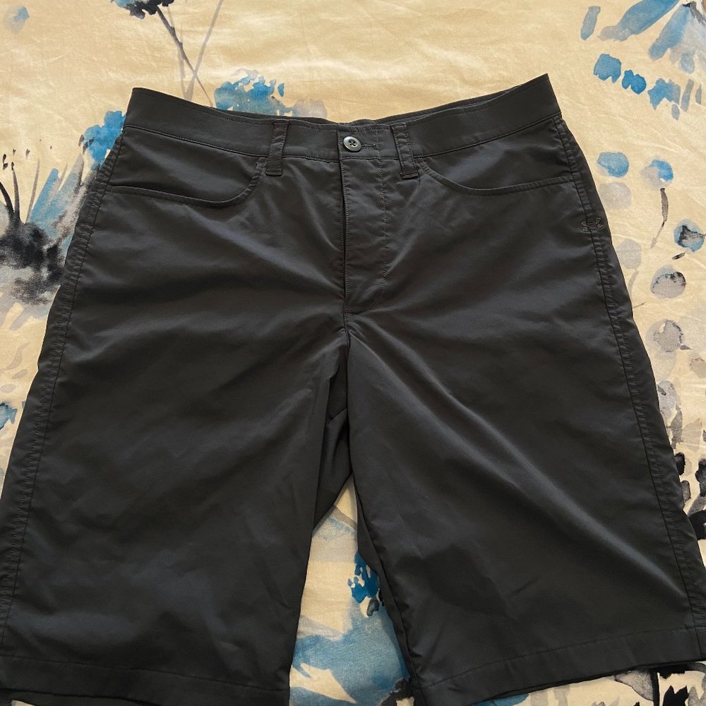 UNDER ARMOUR GREY SHORTS SIZE 32 WITH POCKETS